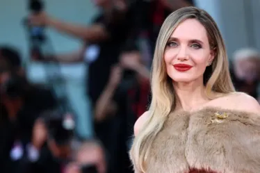 
			
				Angelina Jolie diz que morte da mãe e carreira afetaram suas amizades
			
			