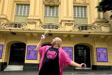 
			
				Após morte de avô, Tiago Abravanel cancela participação em sessões de musical
			
			