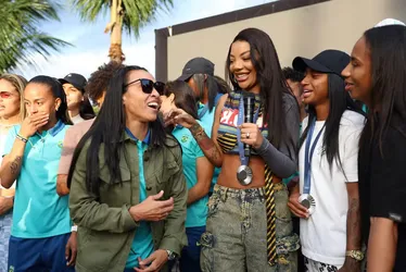 
			
				Após prata nas Olimpíadas, Seleção feminina exibe medalhas em evento com Ludmilla
			
			