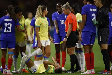 
			
				Árbitra que deu 18 minutos a mais em Brasil x França tem perfil invadido
			
			