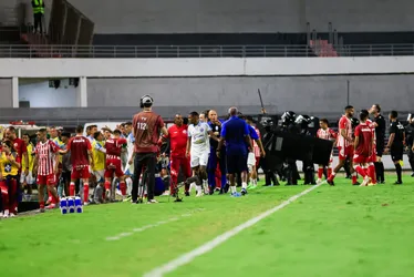 
			
				Árbitro relata confusão entre jogadores e gandulas durante CSA x Náutico; veja vídeo
			
			