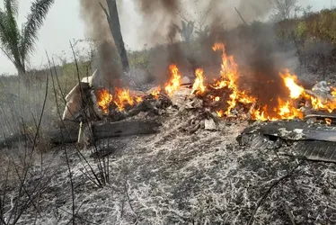 
			
				Avião de pequeno porte cai e deixa 5 mortos na zona rural de Mato Grosso
			
			