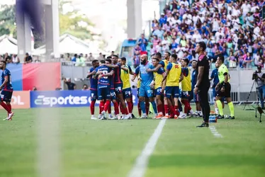 
			
				Bahia vence clássico contra Vitória e se aproxima do G-6 do Brasileirão
			
			