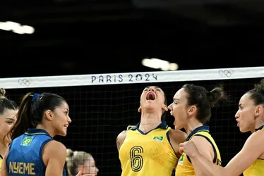 
			
				Brasil vence Polônia no vôlei feminino e encerra fase de grupos com 100% de aproveitamento
			
			