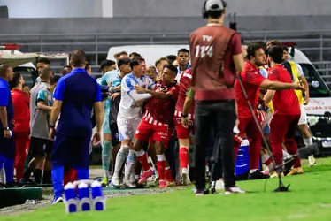 
			
				Árbitro relata confusão entre jogadores e gandulas durante CSA x Náutico; veja vídeo
			
			