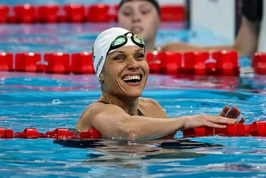 
			
				Carol Santiago conquista o ouro e se torna a maior campeã do Brasil em Paralimpíadas
			
			