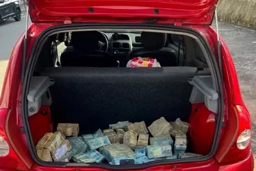 
			
				Carro abandonado é apreendido com cerca de R$ 1 milhão dentro de porta-malas
			
			