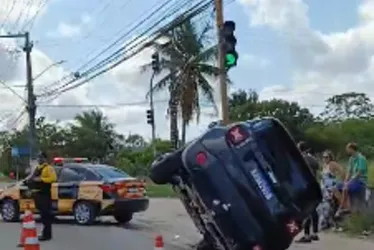 
			
				Carro bate em poste após acidente com outro veículo no Antares
			
			