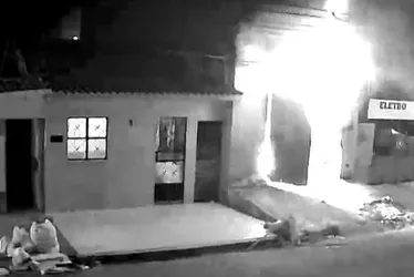 
			
				Casa de primeiro andar na Ponta da Terra 'explode' durante incêndio; assista ao momento!
			
			