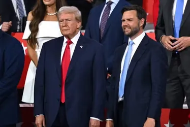 
			
				Com curativo na orelha, Trump faz primeira aparição pública após atentado
			
			