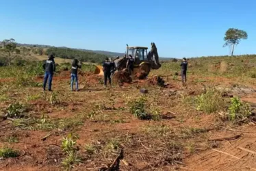 
			
				Corpo de vítima de feminicídio é encontrado enterrado em fazenda
			
			