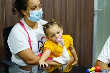 
				Criança alagoana que recebeu o remédio mais caro do mundo já consegue ficar de pé
			
			