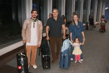 
			
				Edson Celulari é clicado com Karin Roepke e filhos após desembarcarem no aeroporto
			
			