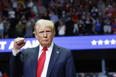 
				Em live, Trump diz que imigrantes são 'pessoas que estão na prisão'
			
			