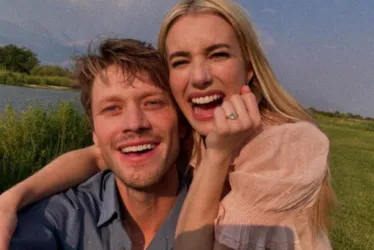 
			
				Emma Roberts anuncia noivado com o ator Cody John
			
			