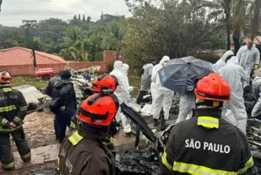 
			
				Bombeiros resgatam todos os corpos de avião que caiu em São Paulo
			
			