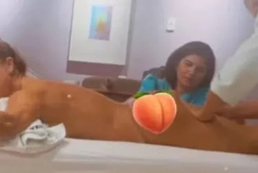 
				Esposa de Leonardo posta foto nua e causa alvoroço na web; veja
			
			