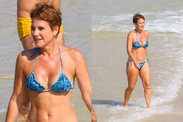 
			
				Ex-paquita Andrea Veiga brinca com pet em dia de praia, no Rio
			
			