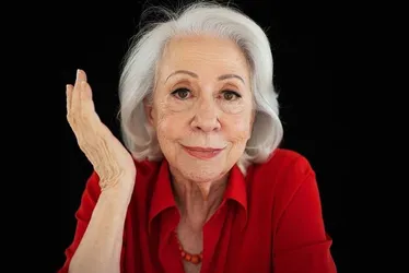 
				Fernanda Montenegro se emociona ao ser ovacionada durante apresentação
			
			