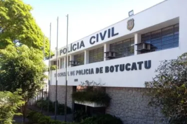 
			
				Filho é suspeito de matar mãe e padrasto a facadas
			
			