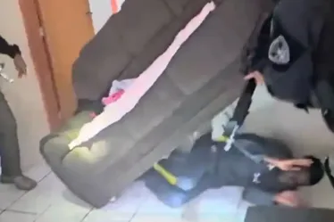 
			
				Foragido da justiça se esconde em sofá para fugir da polícia
			
			