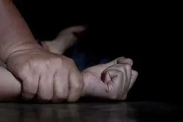 
			
				França julga homem que drogava esposa para que outros a estuprassem
			
			