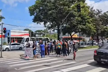 
			
				Funcionários do Hospital Veredas fazem novo protesto na Av. Fernandes Lima
			
			