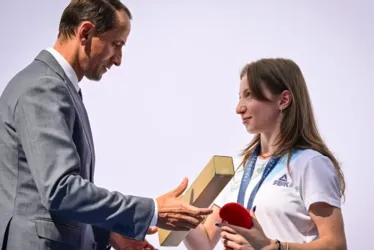 
			
				Ginasta romena Ana Barbosu recebe medalha após recurso em pódio polêmico
			
			