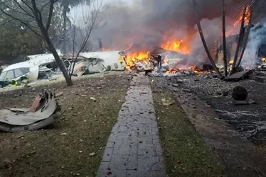 
			
				Guincho é usado para erguer destroços de avião no resgate de corpos
			
			