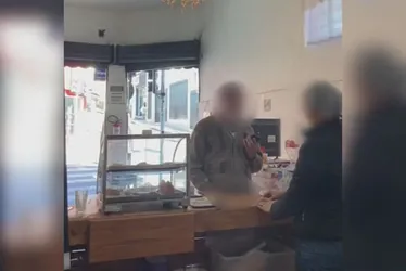 
			
				Homem é flagrado ao mostrar pênis a dona de loja de doces
			
			