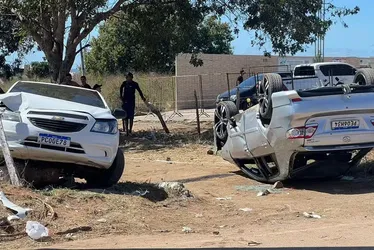 
			
				Homem em retroescavadeira arrasta carros e motos após festa e é preso
			
			