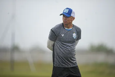 
				Jean Cléber volta a treinar com bola e fica perto de retorno no CSA
			
			