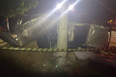 
			
				Jovem morre após carro sair da pista, capotar e colidir com poste na AL-220
			
			