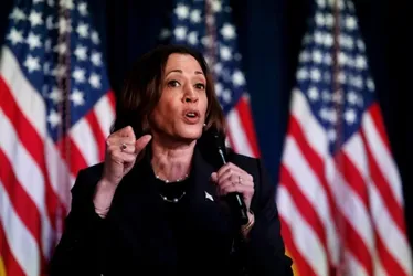 
			
				Kamala busca voto da classe média e diz que Trump mira no passado
			
			