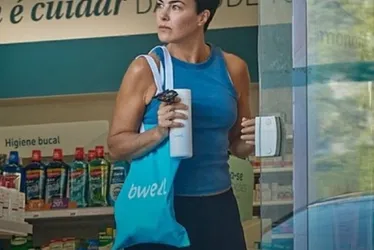 
			
				Longe da TV, Ana Paula Arósio surge com novo visual e causa alvoroço
			
			
