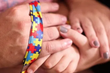 
			
				Criança autista é vítima de maus-tratos por familiares dentro de van em Penedo
			
			