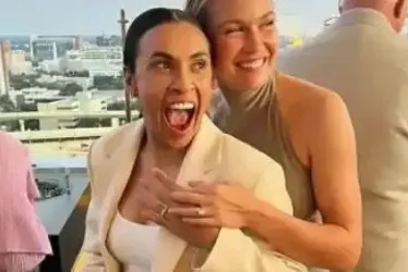 
				Marta e companheira de time ficam noivas nos Estados Unidos
			
			