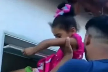 
			
				Menina entra pela janela para ajudar criança a abrir porta emperrada
			
			