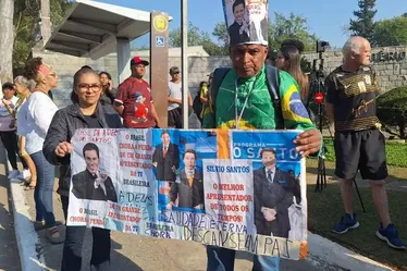 
			
				Mesmo com restrição, fãs vão a cemitério para despedida a Silvio Santos
			
			