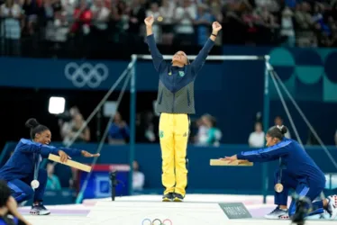 
			
				Michelle Obama comenta reverência de Biles a Rebeca
			
			