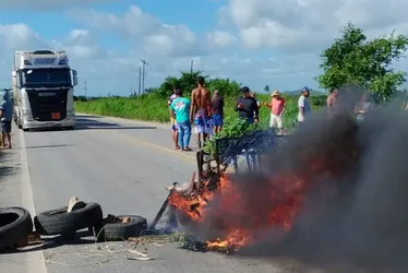 
			
				Moradores fecham BR-101 em protesto contra a falta de estrutura em vias: 'tudo alagado'
			
			