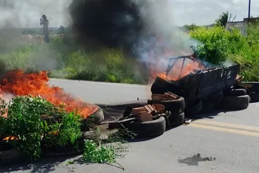 
			
				Moradores fecham BR-101 em protesto contra a falta de estrutura em vias: 'tudo alagado'
			
			