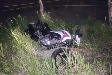 
				Motociclista morre ao perder controle em curva e colidir em cerca de arame
			
			