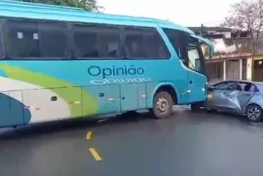 
			
				Motorista usa ônibus para destruir carro em briga de trânsito
			
			