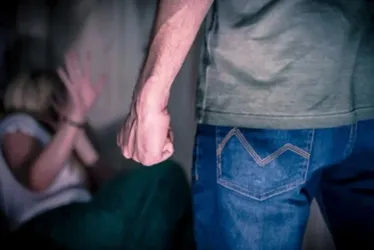 
			
				Mulher vai buscar marido em bar e é espancada por ele em Maceió
			
			