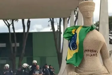 
			
				PGR denuncia mulher que pichou 'Perdeu, mané' em estátua do STF
			
			