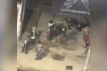 
			
				PM detém 12 pessoas após briga com canivetes em frente a boate
			
			