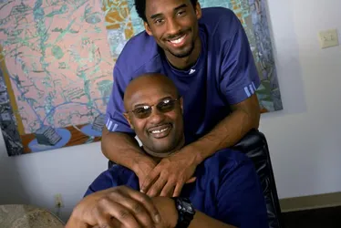 
			
				Pai de Kobe Bryant sofre derrame cerebral e morre aos 69 anos
			
			