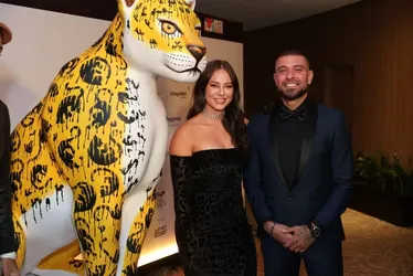 
			
				Paolla Oliveira e mais famosos prestigiam leilão de obras de arte
			
			