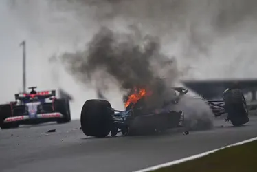 
			
				Pierre Gasly lidera treino encurtado por chuva e fogo em carro
			
			